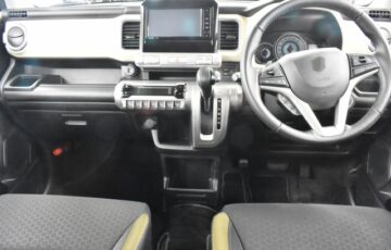 クロスビーの車内